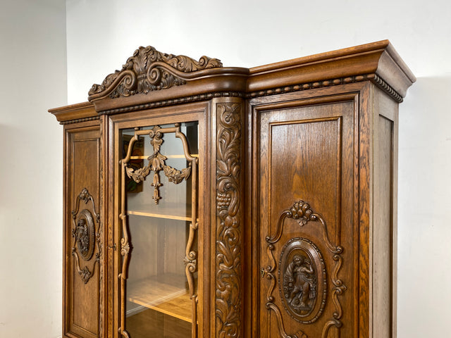 WMK I Imposanter und sehr gut erhaltener antiker Wohnzimmerschrank aus handverzierter Eiche