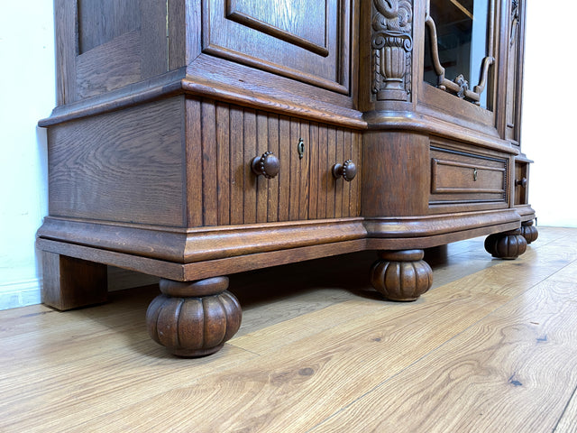 WMK I Imposanter und sehr gut erhaltener antiker Wohnzimmerschrank aus handverzierter Eiche