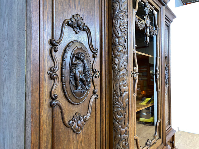 WMK I Imposanter und sehr gut erhaltener antiker Wohnzimmerschrank aus handverzierter Eiche