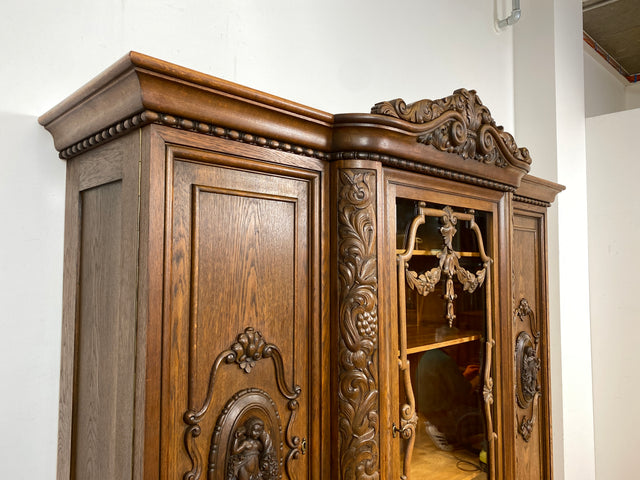 WMK I Imposanter und sehr gut erhaltener antiker Wohnzimmerschrank aus handverzierter Eiche