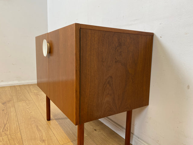 Sehr hübsche kleine 70er Jahre Barkommode mit Beleuchtung und verspiegeltem Getränkefach I Bar Barschrank Mini-Bar Hausbar Kommode VEB DDR Mid-Century Vintage Retro 60er I