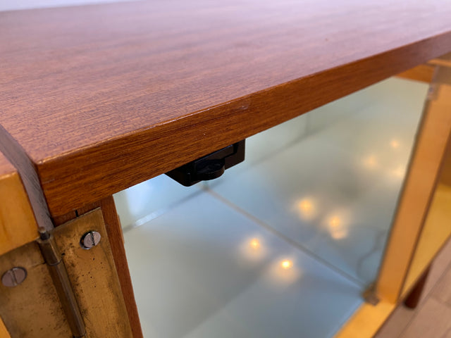 Sehr hübsche kleine 70er Jahre Barkommode mit Beleuchtung und verspiegeltem Getränkefach I Bar Barschrank Mini-Bar Hausbar Kommode VEB DDR Mid-Century Vintage Retro 60er I