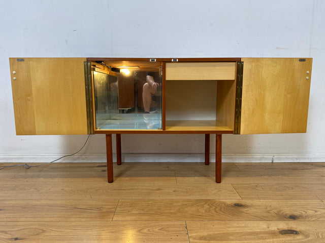 Sehr hübsche kleine 70er Jahre Barkommode mit Beleuchtung und verspiegeltem Getränkefach I Bar Barschrank Mini-Bar Hausbar Kommode VEB DDR Mid-Century Vintage Retro 60er I