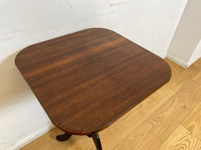 Sehr hübscher und stabiler kleiner 50er Jahre Beistelltisch im antiken Stil , teilweise in Mahagoni, mit gedrechseltem Fuß I Tisch Tischchen Ablage Telefontisch Blumentisch Vintage I