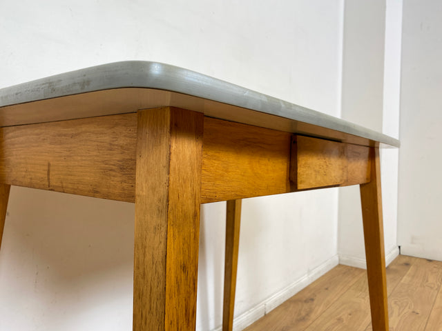 WMK I Minimalistischer und stabiler kleiner Mid-Century Küchentisch mit pflegeleichter Resopal Oberfläche
