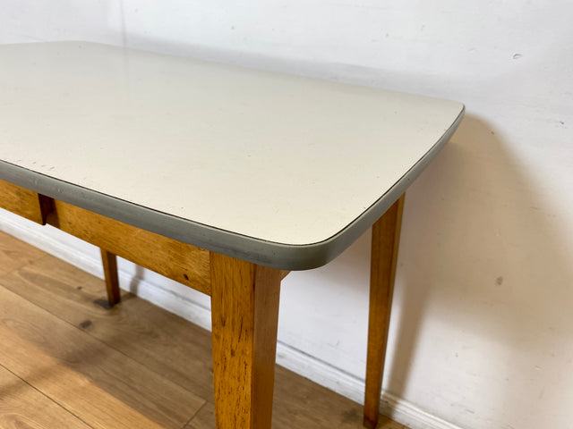 WMK I Minimalistischer und stabiler kleiner Mid-Century Küchentisch mit pflegeleichter Resopal Oberfläche