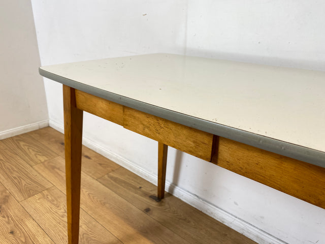 WMK I Minimalistischer und stabiler kleiner Mid-Century Küchentisch mit pflegeleichter Resopal Oberfläche