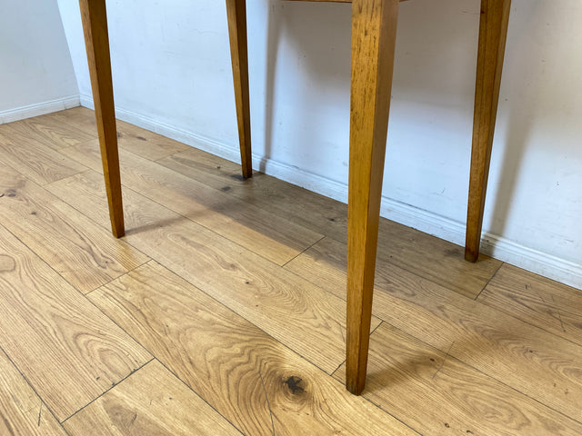 WMK I Minimalistischer und stabiler kleiner Mid-Century Küchentisch mit pflegeleichter Resopal Oberfläche