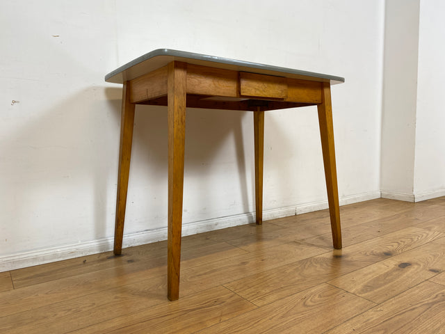 WMK I Minimalistischer und stabiler kleiner Mid-Century Küchentisch mit pflegeleichter Resopal Oberfläche