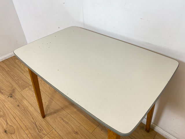 WMK I Minimalistischer und stabiler kleiner Mid-Century Küchentisch mit pflegeleichter Resopal Oberfläche