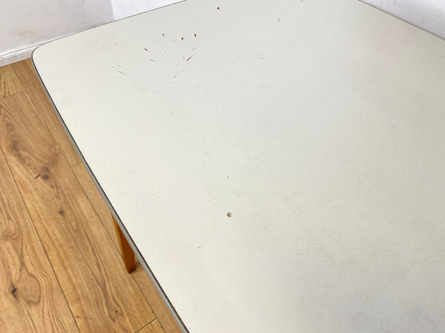 WMK I Minimalistischer und stabiler kleiner Mid-Century Küchentisch mit pflegeleichter Resopal Oberfläche