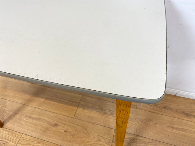 WMK I Minimalistischer und stabiler kleiner Mid-Century Küchentisch mit pflegeleichter Resopal Oberfläche
