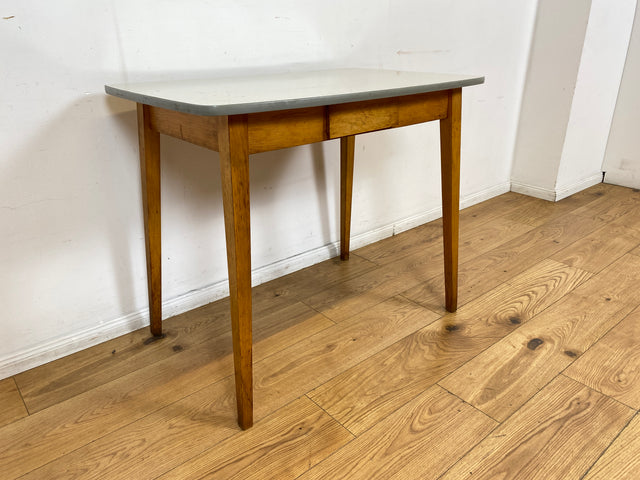 WMK I Minimalistischer und stabiler kleiner Mid-Century Küchentisch mit pflegeleichter Resopal Oberfläche