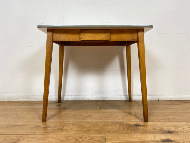 WMK I Minimalistischer und stabiler kleiner Mid-Century Küchentisch mit pflegeleichter Resopal Oberfläche