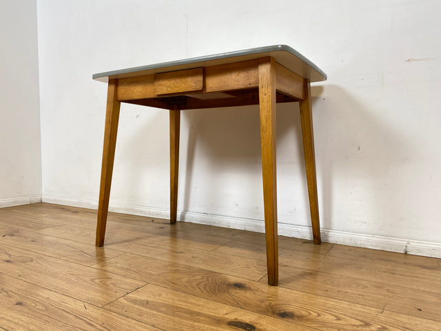 WMK I Minimalistischer und stabiler kleiner Mid-Century Küchentisch mit pflegeleichter Resopal Oberfläche