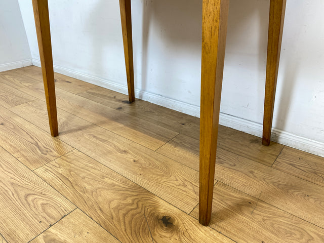 WMK I Minimalistischer und stabiler kleiner Mid-Century Küchentisch mit pflegeleichter Resopal Oberfläche
