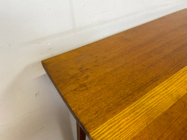 Sehr hübscher kleiner Mid-Century Salontisch mit toller Tischplatte und konischen Tischbeinen.