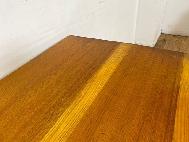 Sehr hübscher kleiner Mid-Century Salontisch mit toller Tischplatte und konischen Tischbeinen.