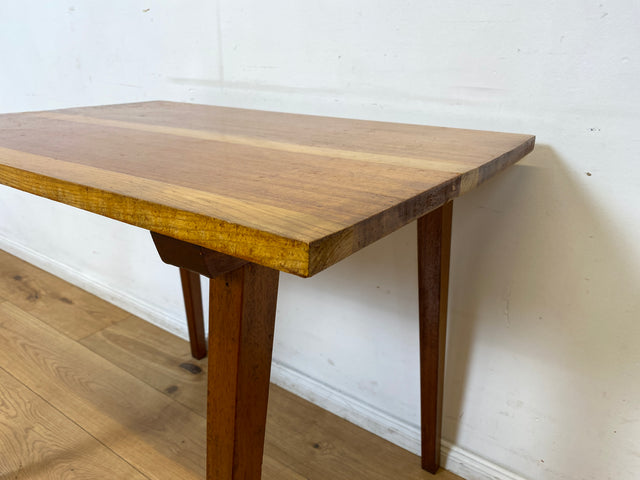 Sehr hübscher kleiner Mid-Century Salontisch mit toller Tischplatte und konischen Tischbeinen.
