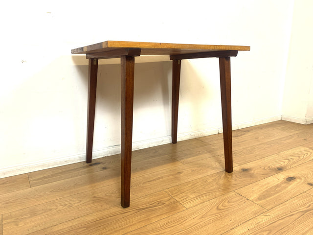 Sehr hübscher kleiner Mid-Century Salontisch mit toller Tischplatte und konischen Tischbeinen.