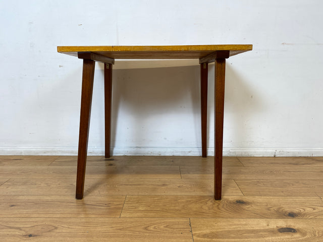 Sehr hübscher kleiner Mid-Century Salontisch mit toller Tischplatte und konischen Tischbeinen.