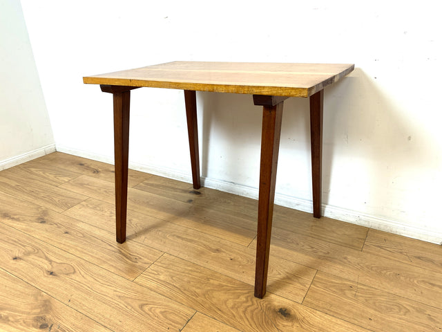 Sehr hübscher kleiner Mid-Century Salontisch mit toller Tischplatte und konischen Tischbeinen.