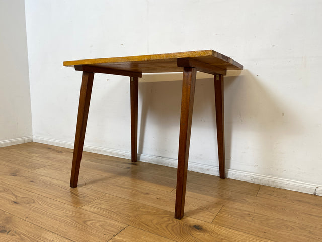 Sehr hübscher kleiner Mid-Century Salontisch mit toller Tischplatte und konischen Tischbeinen.