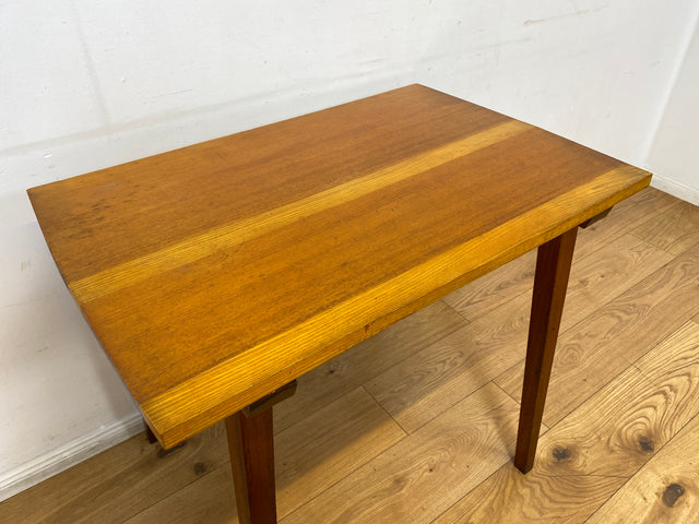 Sehr hübscher kleiner Mid-Century Salontisch mit toller Tischplatte und konischen Tischbeinen.