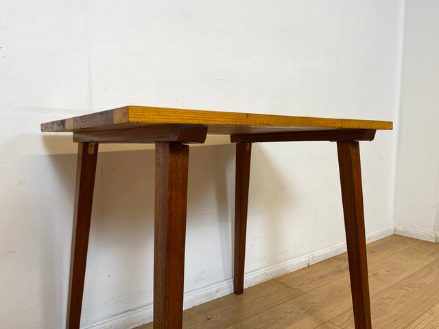 Sehr hübscher kleiner Mid-Century Salontisch mit toller Tischplatte und konischen Tischbeinen.