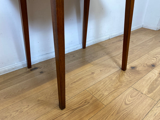 Sehr hübscher kleiner Mid-Century Salontisch mit toller Tischplatte und konischen Tischbeinen.