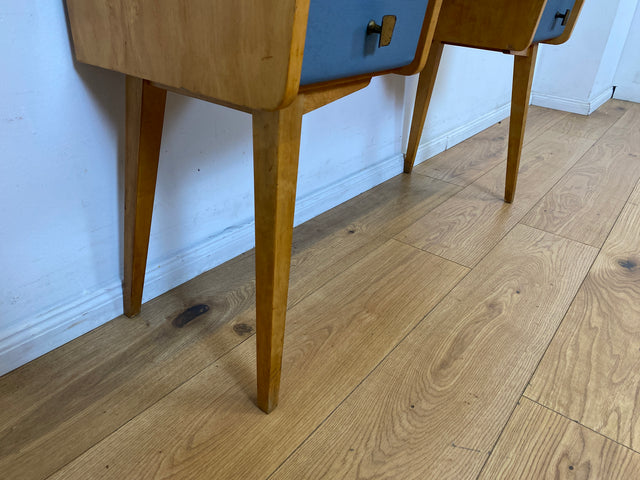 Hübscher kleiner Mid-Century Schminktisch / Schreibtisch mit Schubladen & Messinggriffen I Frisiertisch Schminkkommode Frisierkommode Kinderschreibtisch Vintage 60er DDR I