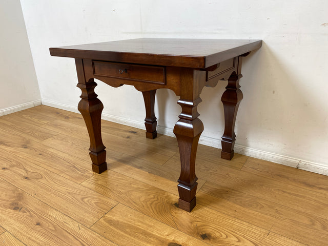 Außergewöhnlicher kleiner Salontisch in spanischem Landhausstil aus vollem Holz mit fein gedrechselten Tischbeinen und Schublade