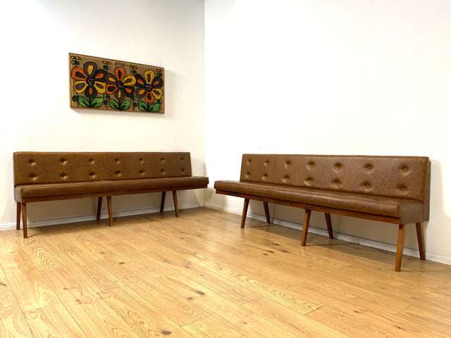 Gemütliche und gut erhaltene lange handgefertigte 60er Jahre Sitzbank mit Polsterung & Kunstleder Bezug