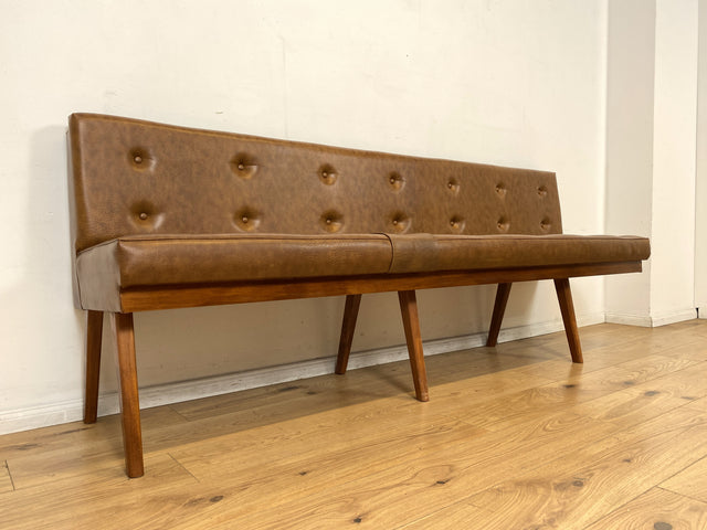 Gemütliche und gut erhaltene lange handgefertigte 60er Jahre Sitzbank mit Polsterung & Kunstleder Bezug