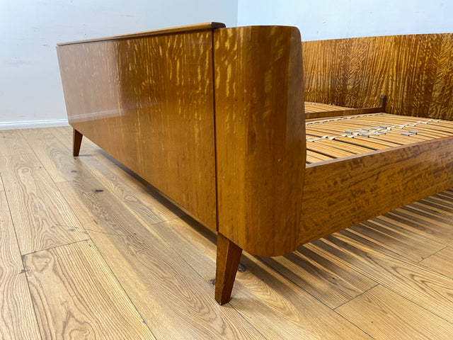 Stilvoller und sehr gut erhaltenes Mid-Century Bett mit hochwertigen verstellbaren Lattenrosten