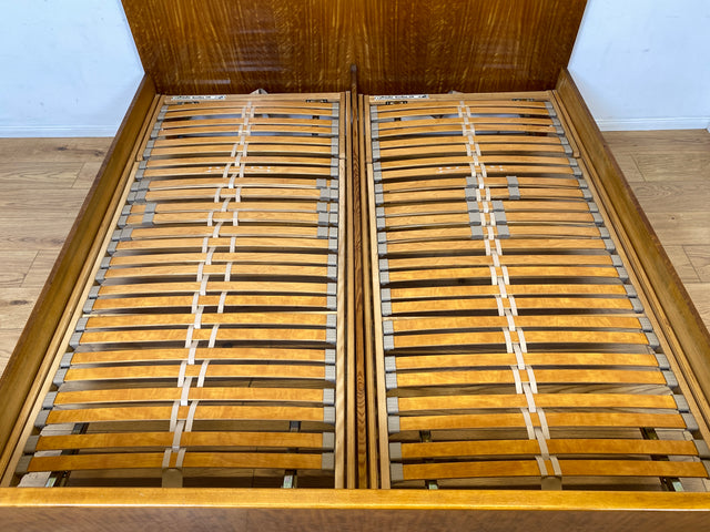 Stilvoller und sehr gut erhaltenes Mid-Century Bett mit hochwertigen verstellbaren Lattenrosten