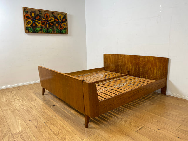 Stilvoller und sehr gut erhaltenes Mid-Century Bett mit hochwertigen verstellbaren Lattenrosten
