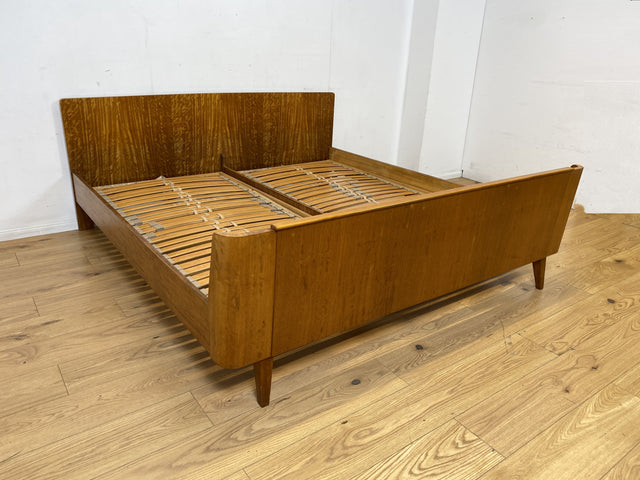 Stilvoller und sehr gut erhaltenes Mid-Century Bett mit hochwertigen verstellbaren Lattenrosten