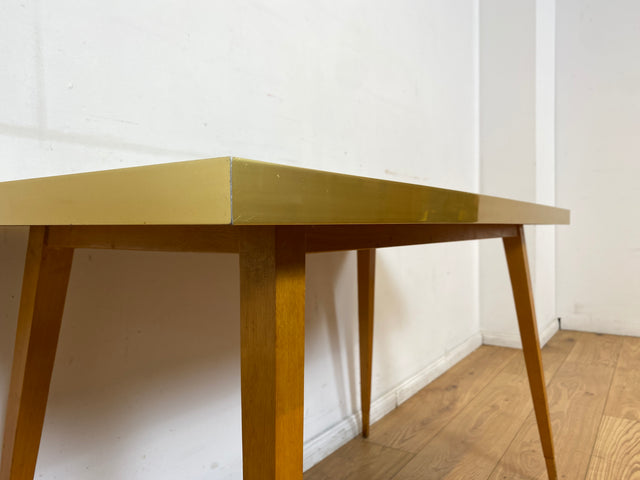 Besonders schöner hoher Mid-Century Couchtisch mit Mosaik Fliesen und konischen Füßen.