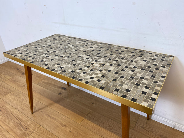 Kultiger hoher Mid-Century Couchtisch mit Mosaik Fliesen und konischen Füßen