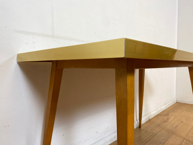 Besonders schöner hoher Mid-Century Couchtisch mit Mosaik Fliesen und konischen Füßen.