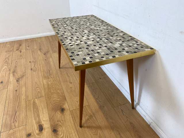 Kultiger hoher Mid-Century Couchtisch mit Mosaik Fliesen und konischen Füßen