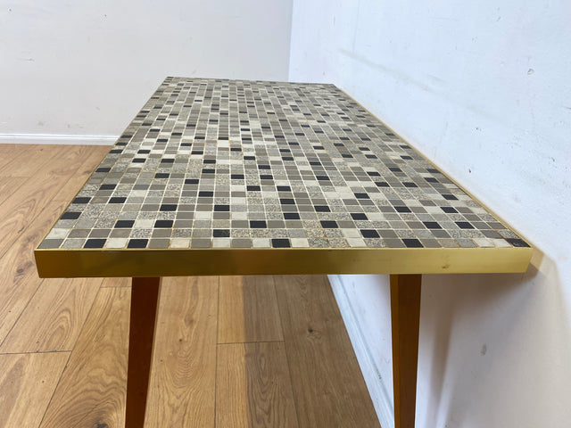Kultiger hoher Mid-Century Couchtisch mit Mosaik Fliesen und konischen Füßen