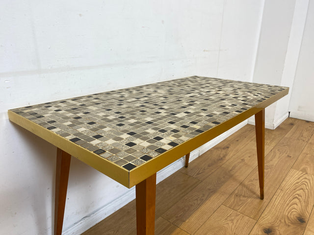 Kultiger hoher Mid-Century Couchtisch mit Mosaik Fliesen und konischen Füßen