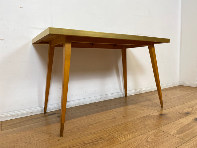 Besonders schöner hoher Mid-Century Couchtisch mit Mosaik Fliesen und konischen Füßen.