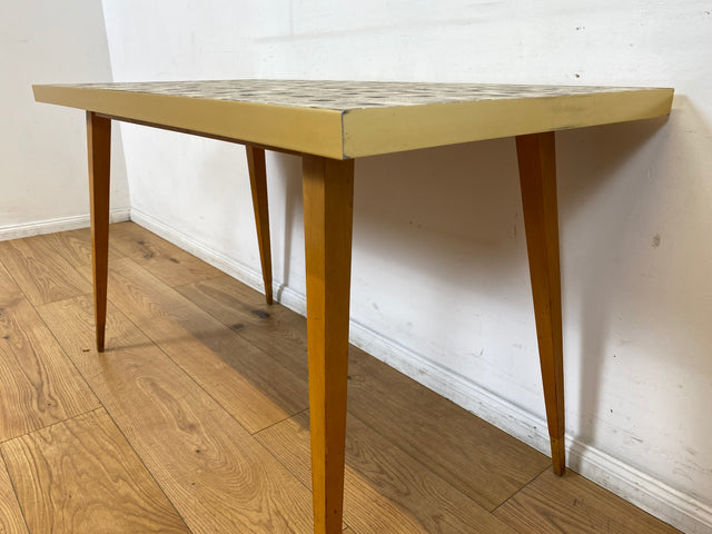 Besonders schöner hoher Mid-Century Couchtisch mit Mosaik Fliesen und konischen Füßen.