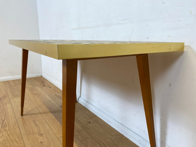 Kultiger hoher Mid-Century Couchtisch mit Mosaik Fliesen und konischen Füßen