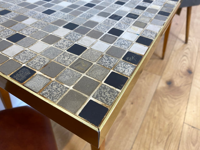 Kultiger hoher Mid-Century Couchtisch mit Mosaik Fliesen und konischen Füßen