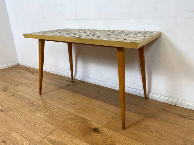 Besonders schöner hoher Mid-Century Couchtisch mit Mosaik Fliesen und konischen Füßen.