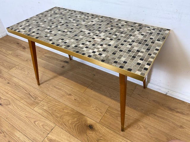 Kultiger hoher Mid-Century Couchtisch mit Mosaik Fliesen und konischen Füßen